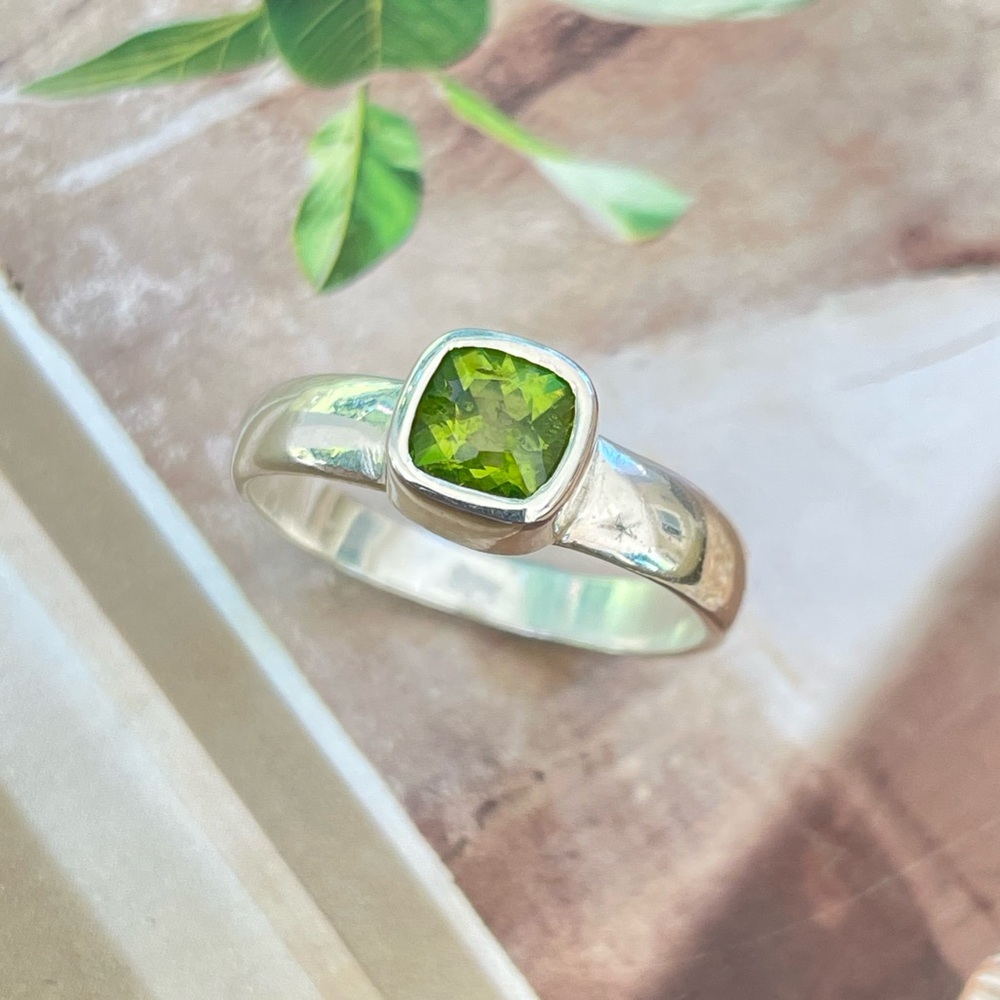 925 Sterling silver ring for her. Natural Peridot  US: 6 (1/2 ct. peridot)